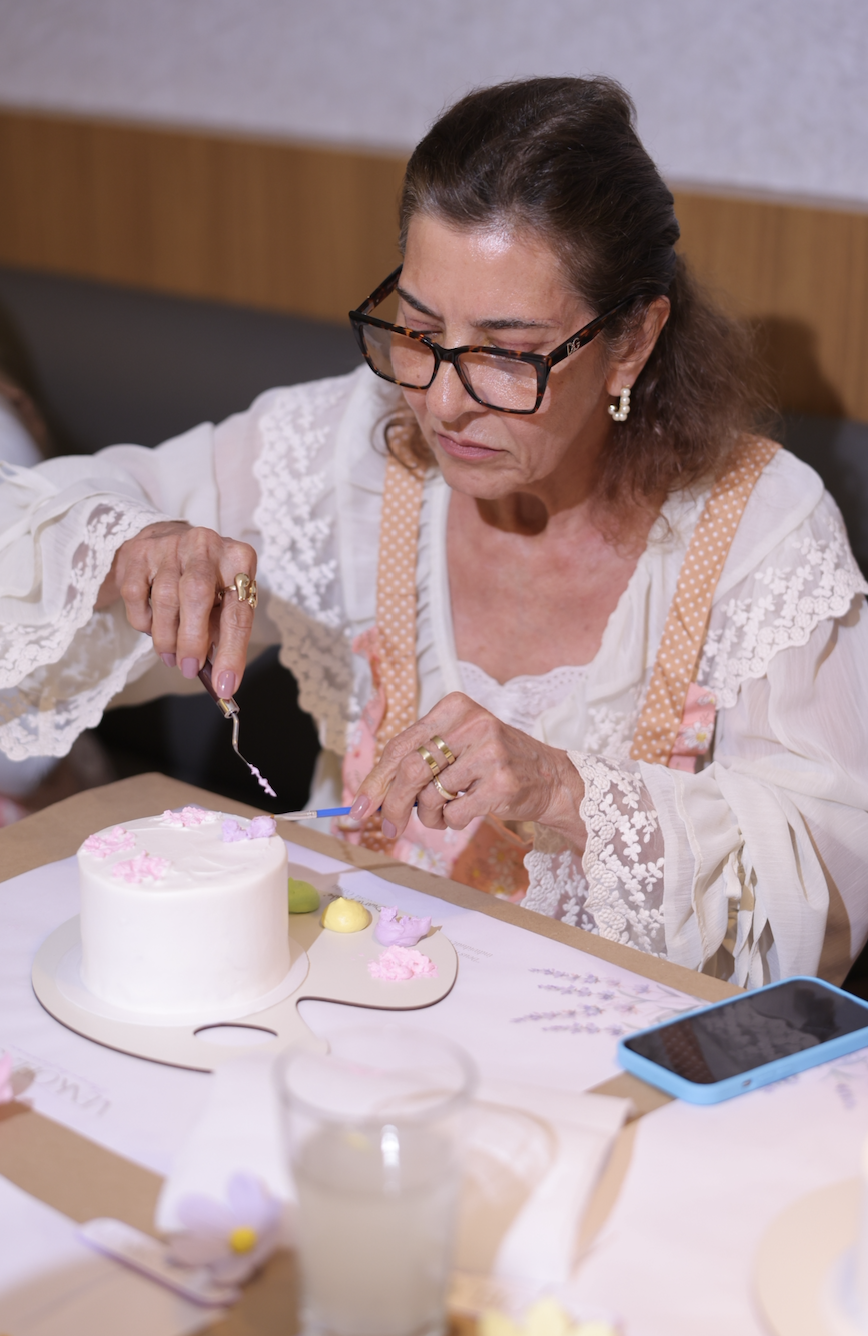 Mulher concentrada na oficina de pintura