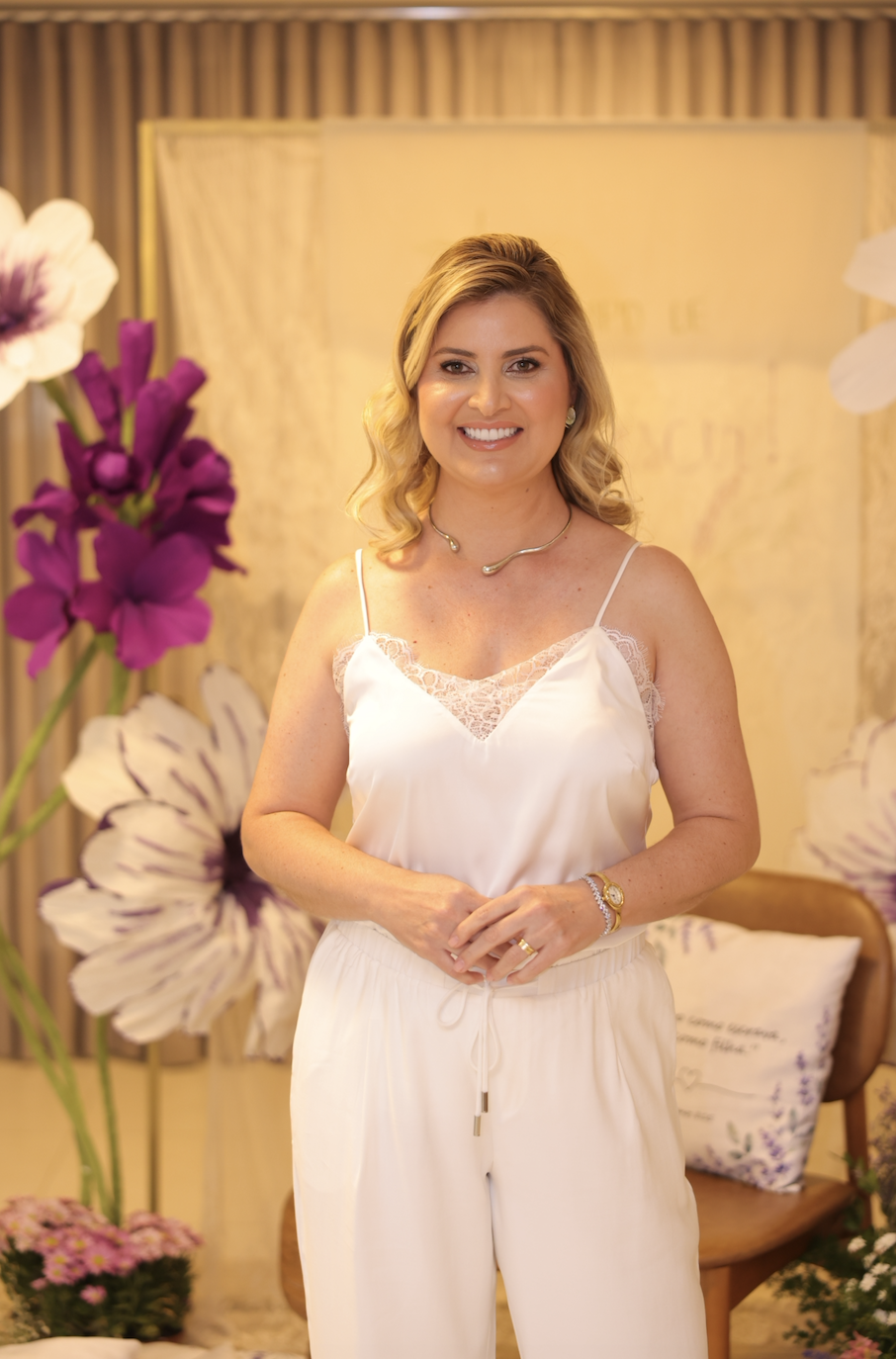 Participante sorridente em ambiente decorado