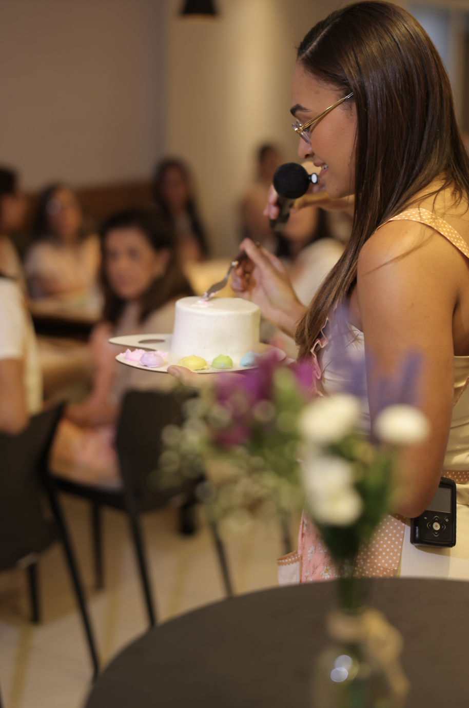 Palestrante com bolo no evento Venko Elas